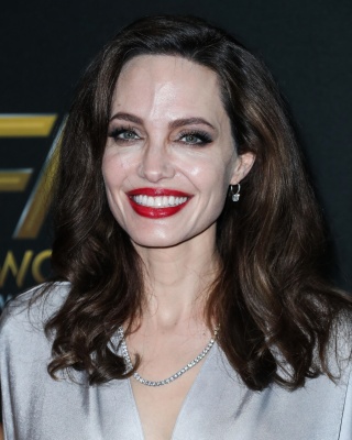 angelina_247.jpg