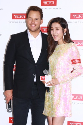 rex_chris_pratt_and_linda_chung_promoting_tumi_10228528h.jpg