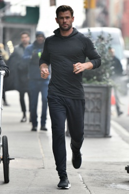 rex_chris_hemsworth_out_and_about_new_york_u_10493529r.jpg