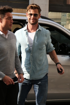 rex_chris_hemsworth_out_and_about_london_uk_10266960b.jpg