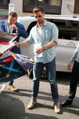rex_chris_hemsworth_out_and_about_london_uk_10266960d.jpg